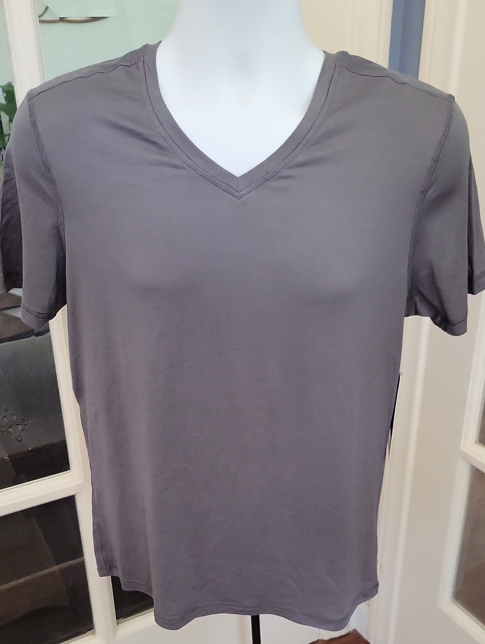NWT -- 90 DEGREE BY REFLEX Men's Short-Sleeve Gunmetal V-Neck T-Shirt | Size : S